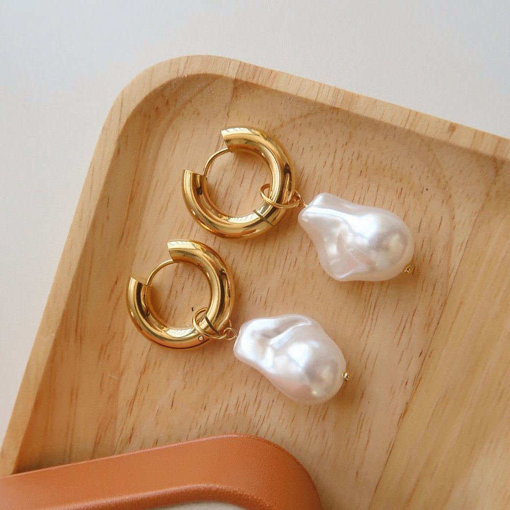 NEW 18K Gold Plated Baroque Pearl Drop Round Huggie Hoop Earrings - Picture 5 of 11